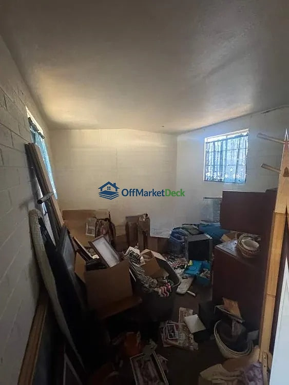 Off-market house in Phoenix, Arizona — 3 beds, 1 bath, $180,000 — photo 5 of 8