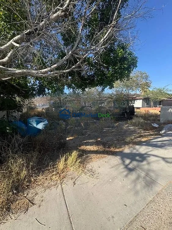 Off-market house in Phoenix, Arizona — 3 beds, 1 bath, $180,000 - Blurred background Image