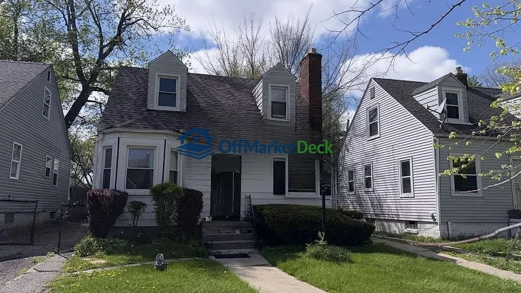 Off-market house in Detroit, Michigan — 3 beds, 1 bath, $29,900 - Blurred background Image