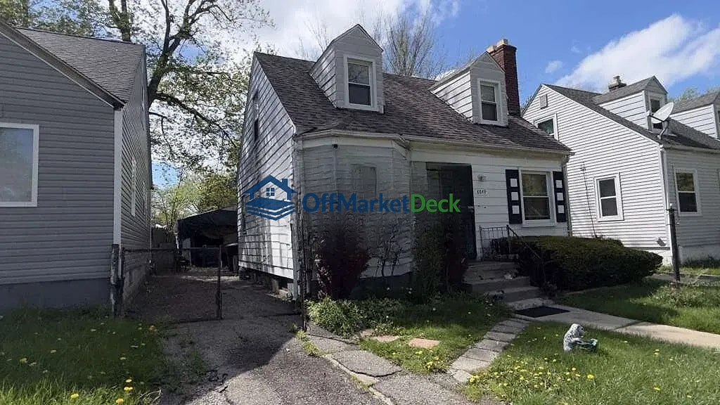 Off-market house in Detroit, Michigan — 3 beds, 1 bath, $29,900 — photo 2 of 8