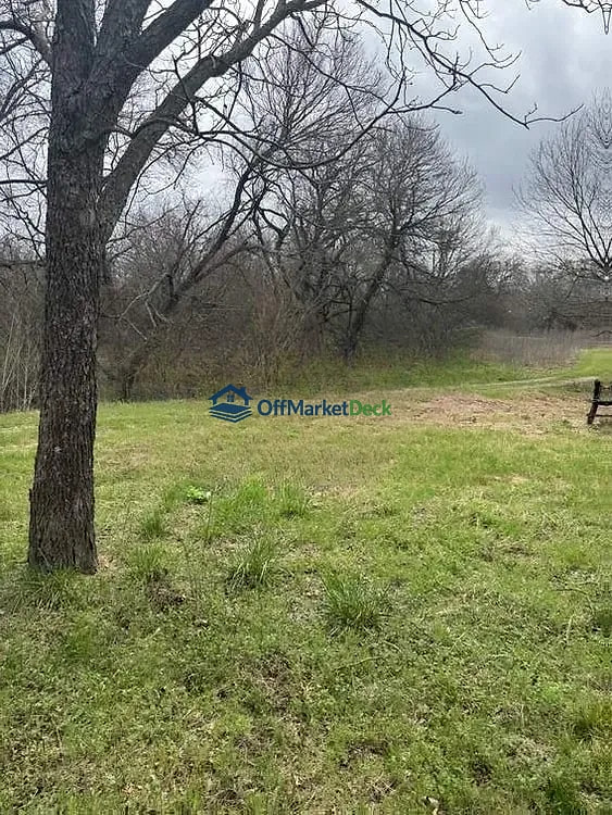 Off-market house in Farmersville, Texas — 3 beds, 2 baths, $250,000 — photo 6 of 8