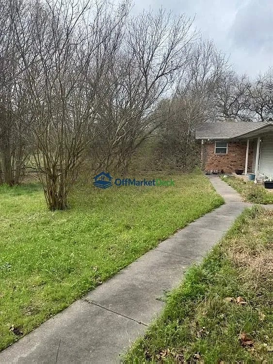 Off-market house in Farmersville, Texas — 3 beds, 2 baths, $250,000 — photo 5 of 8