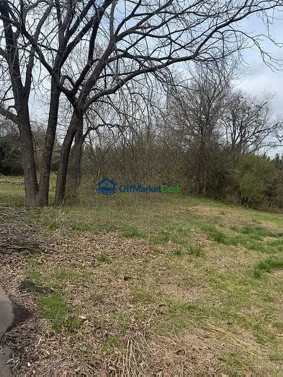 Off-market house in Farmersville, Texas — 3 beds, 2 baths, $250,000 — photo 2 of 8
