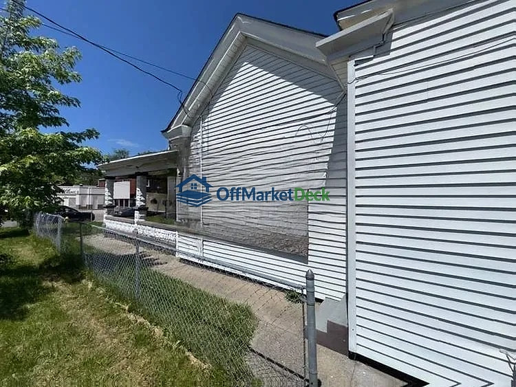 Off-market house in Louisville, Kentucky — 3 beds, 1 bath, $50,000 — photo 6 of 8