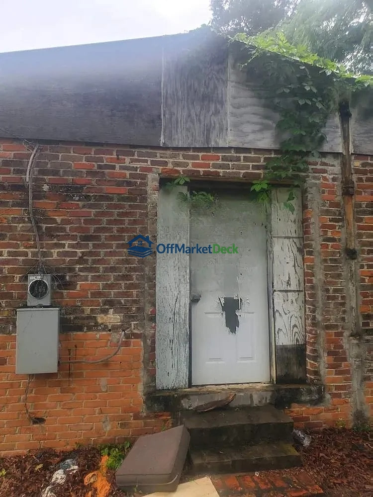 Off-market house in Selma, Alabama — 3 beds, 1 bath, $7,500 — photo 3 of 8