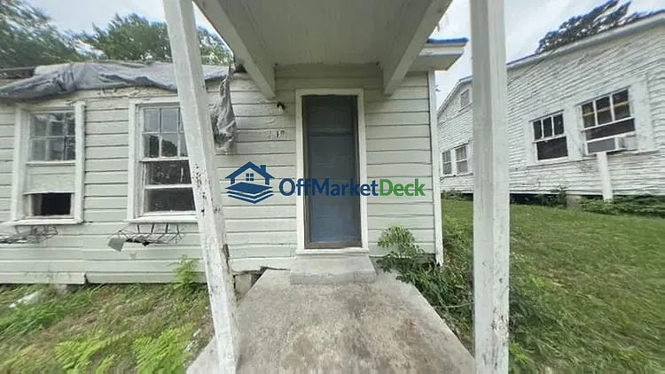 Off-market house in Jasper, Texas — 2 beds, 1 bath, $7,000 — photo 2 of 8