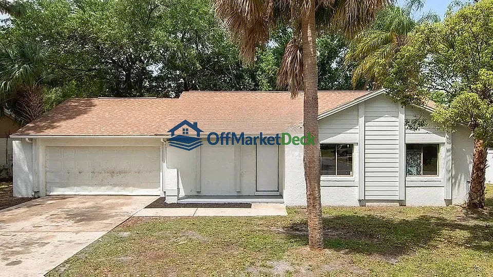 Off-market house in Orlando, Florida — 3 beds, 2 baths, $299,900 — photo 2 of 3