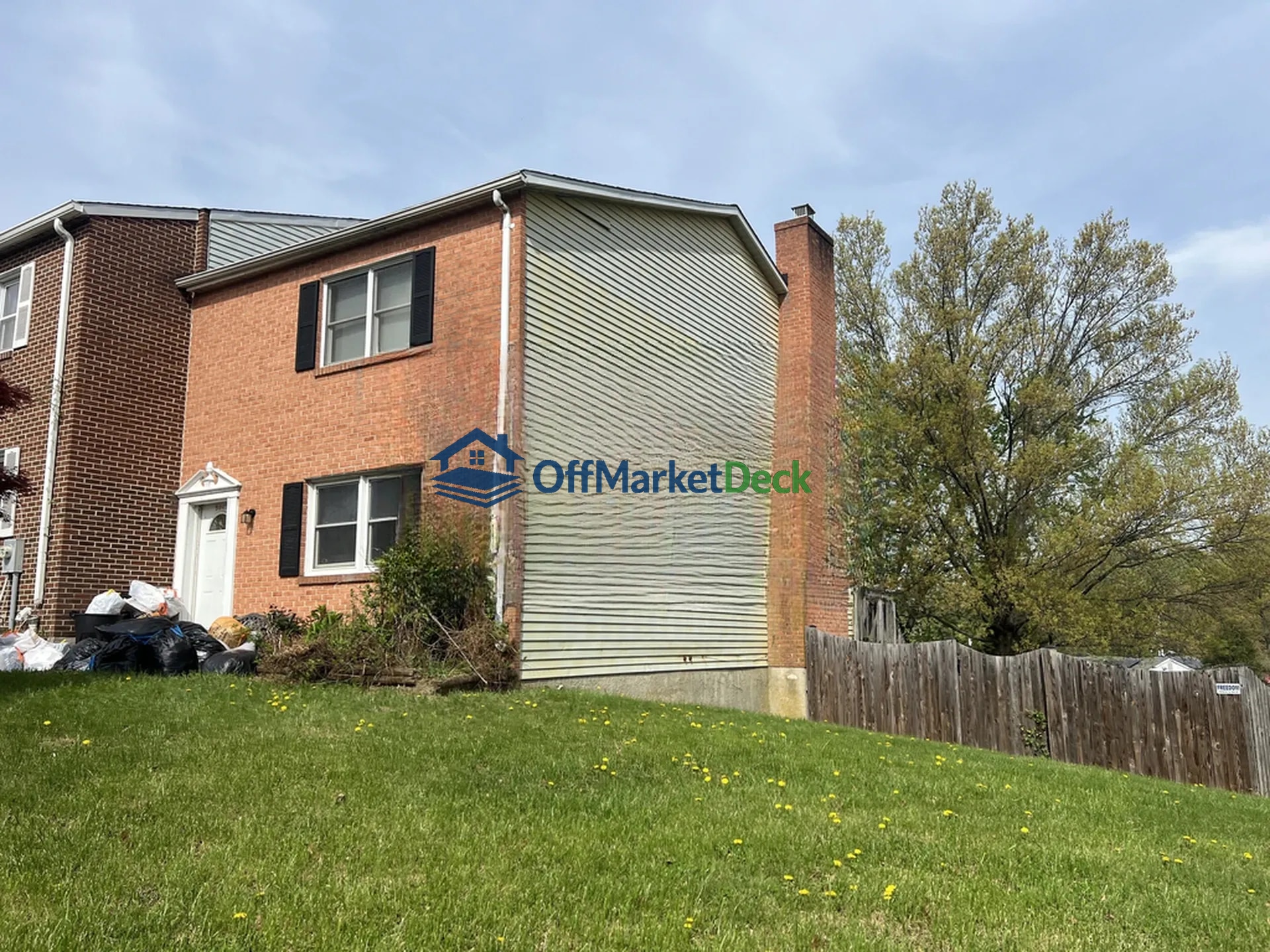 Off-market townhome in Baltimore, Maryland — 3 beds, 1.5 baths, $185,000 - Blurred background Image