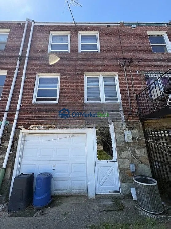 Off-market house in Philadelphia, Pennsylvania — 3 beds, 1.5 baths, $200,000