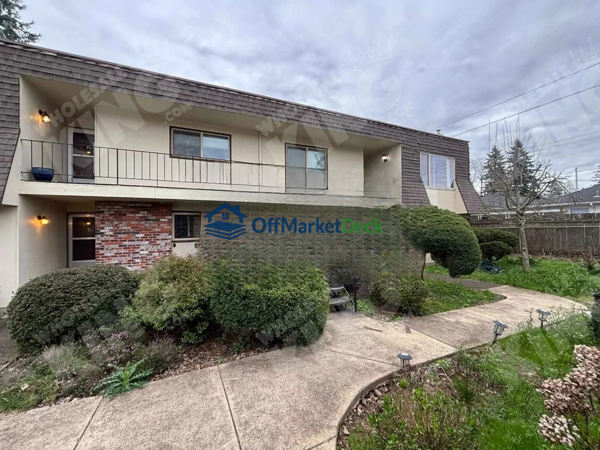 Off-market condo in Portland, Oregon — 2 beds, 1 bath, $90,000 - Blurred background Image