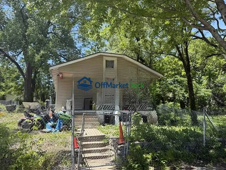 Off-market house in Kansas City, Missouri — 2 beds, 1 bath, $75,000 - Blurred background Image