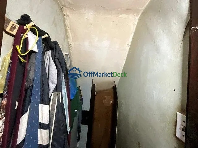 Off-market house in Cleveland, Ohio — 3 beds, 1 bath, $35,000 - Blurred background Image