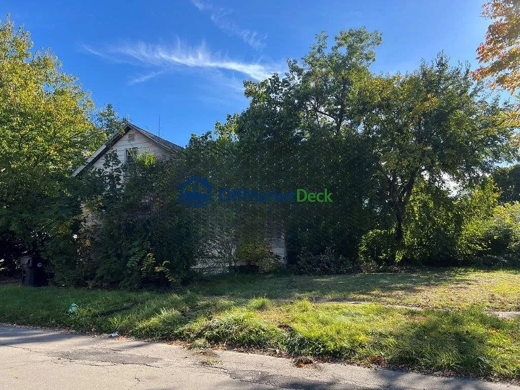 Off-market house in Cleveland, Ohio — 3 beds, 1 bath, $40,000 - Blurred background Image
