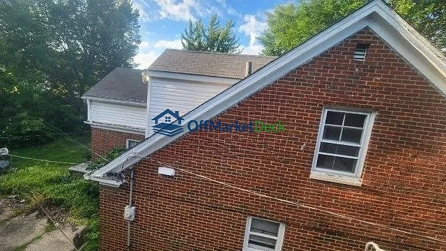 Off-market house in Cleveland, Ohio — 5 beds, 3 baths, $85,000 - Blurred background Image