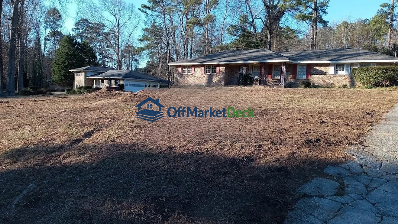 Off-market house in Snellville, Georgia — 3 beds, 2 baths, $235,000 — photo 2 of 8