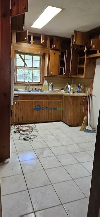 Off-market house in Snellville, Georgia — 3 beds, 2 baths, $235,000 — photo 6 of 8