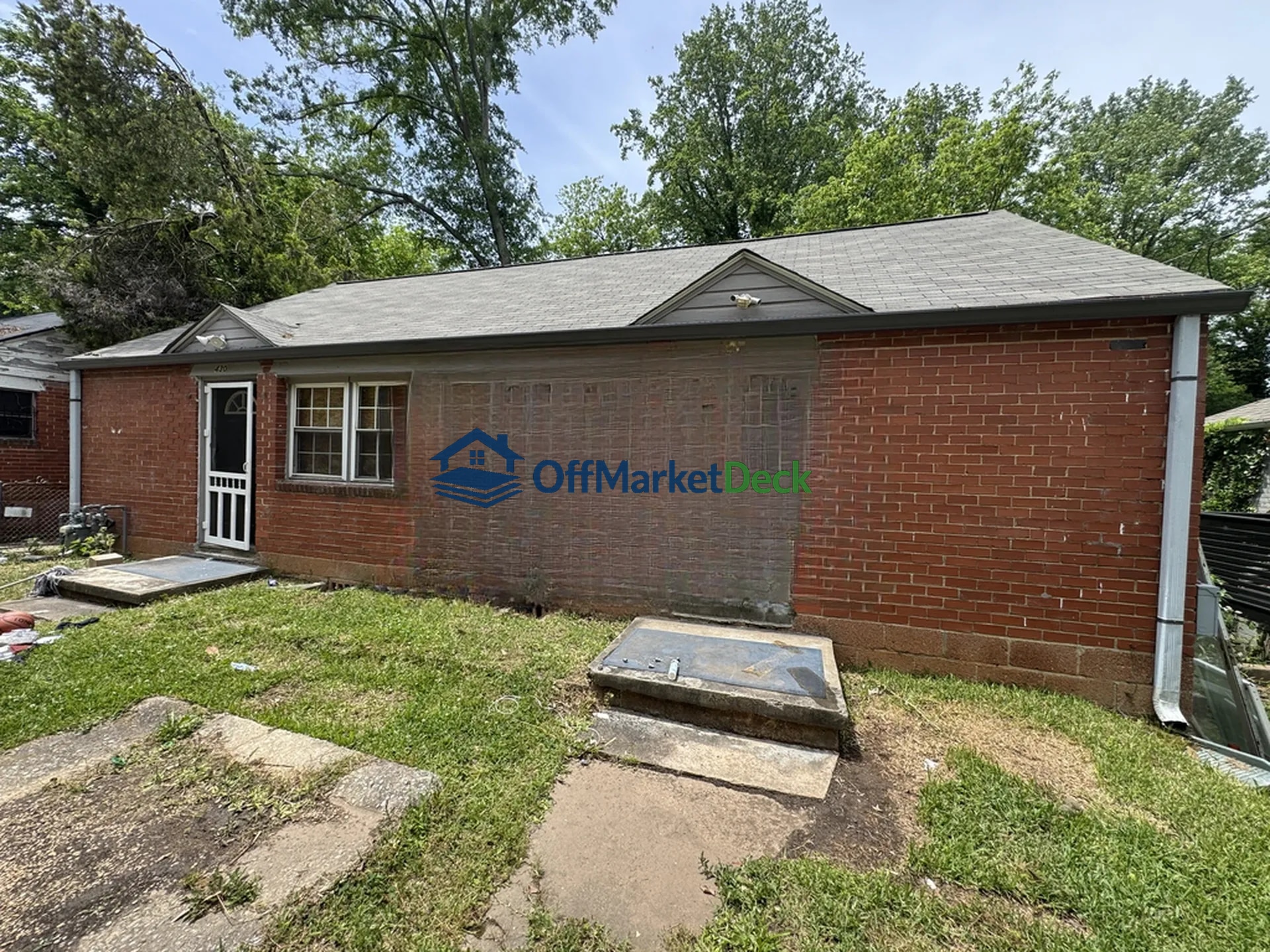 Off-market duplex in Atlanta, Georgia — 2 beds, 2 baths, $180,000 - Blurred background Image