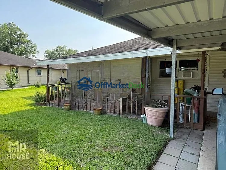 Off-market house in Houston, Texas — 3 beds, 1.5 baths, $104,000 - Blurred background Image