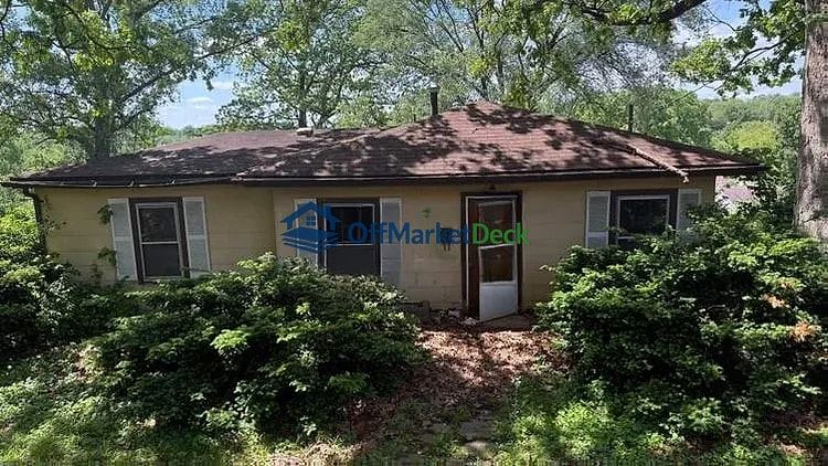 Off-market house in Festus, Missouri — 2 beds, 1 bath, $54,900 - Blurred background Image
