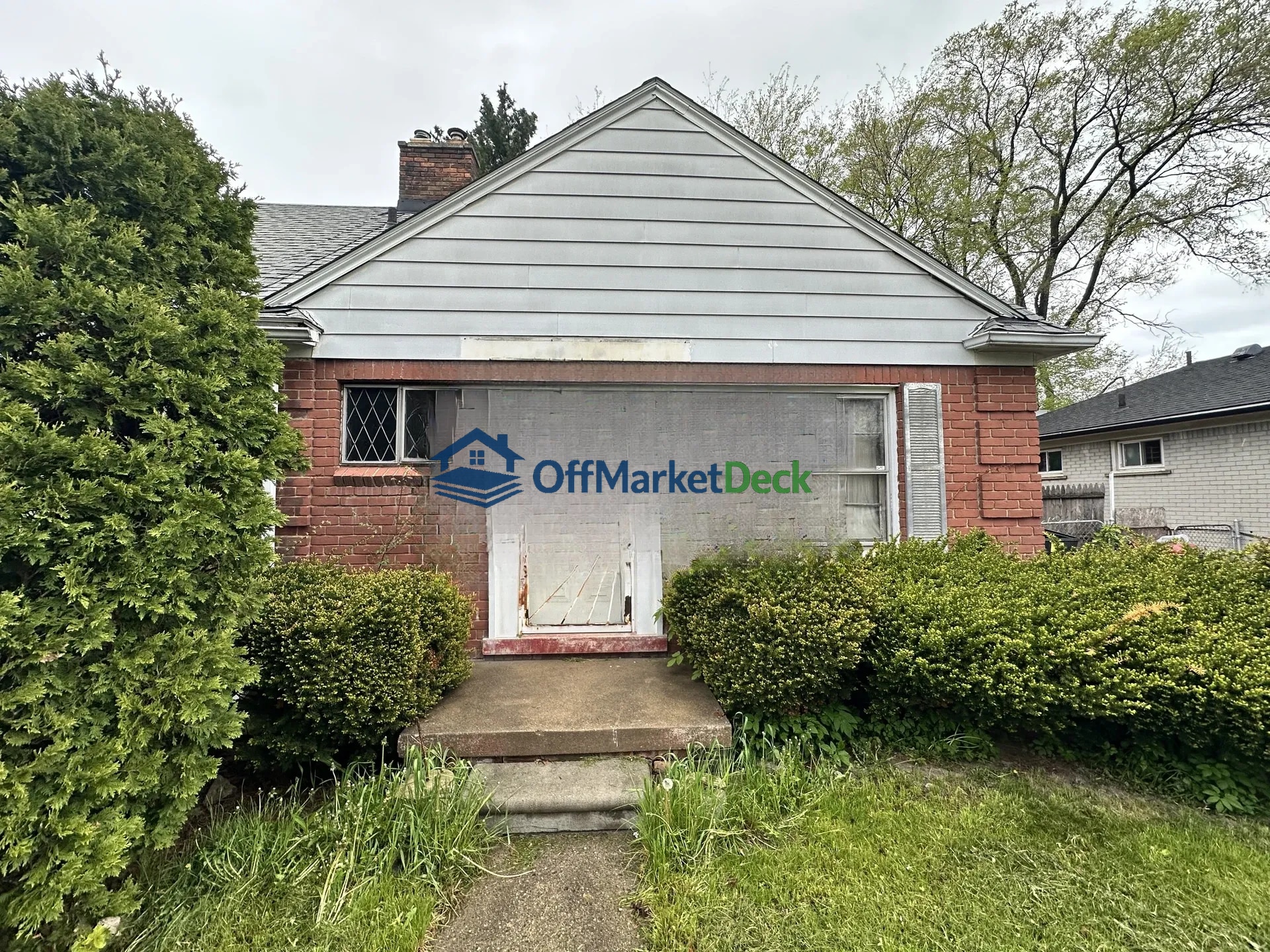 Off-market duplex in Detroit, Michigan — 2 beds, 1 bath, $25,000 - Blurred background Image