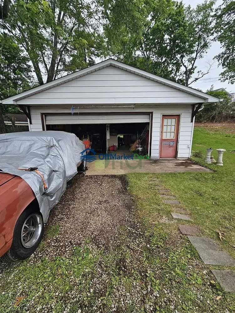 Off-market house in St. Louis, Missouri — 2 beds, 1 bath, $174,900 - Blurred background Image