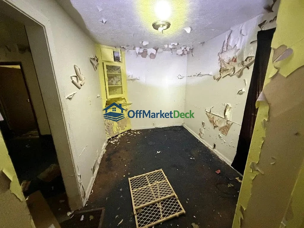 Off-market house in Cleveland, Ohio — 4 beds, 1 bath, $16,500 - Blurred background Image
