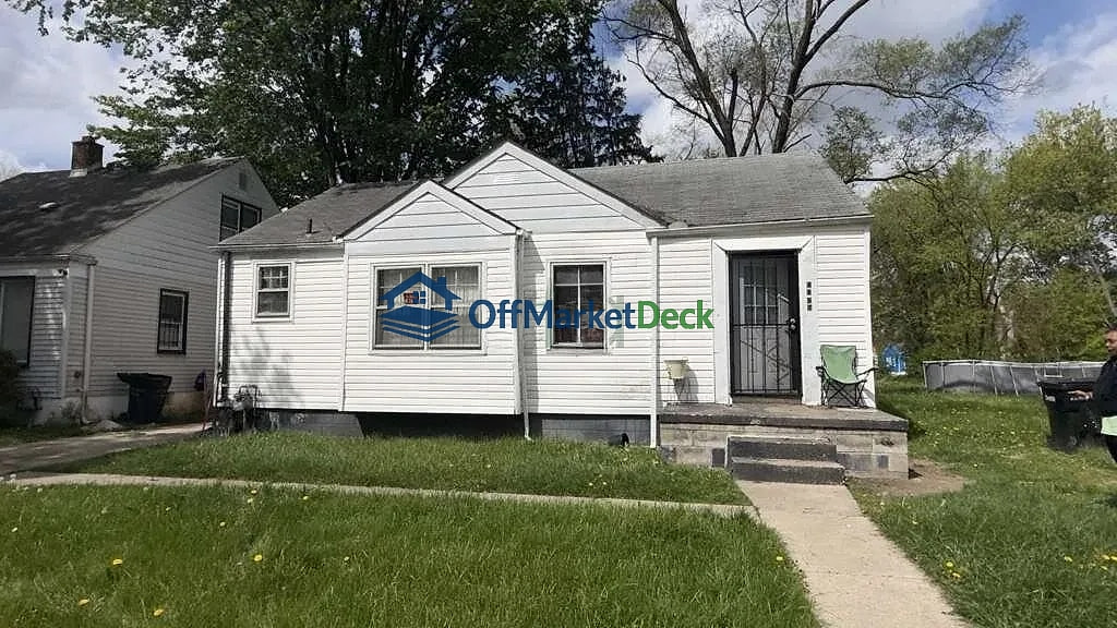 Off-market house in Detroit, Michigan — 2 beds, 1 bath, $29,900 - Blurred background Image