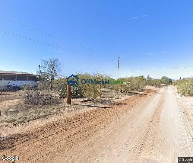 Off-market house in Tucson, Arizona — 3 beds, 2 baths, $119,700 - Blurred background Image