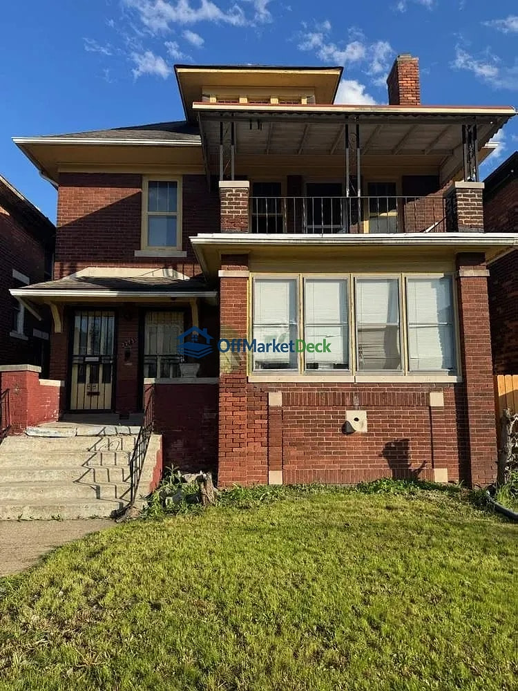 Off-market house in Detroit, Michigan — 6 beds, 3 baths, $124,300 - Blurred background Image