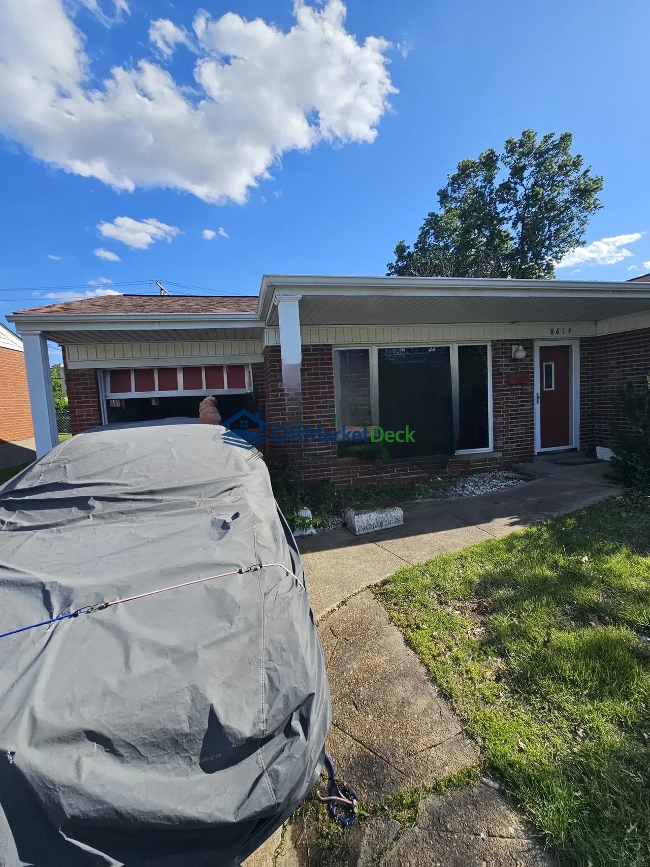 Off-market house in St. Louis, Missouri — 3 beds, 1 bath, $134,900 - Blurred background Image