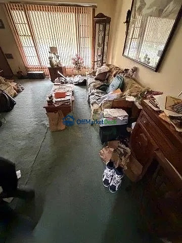 Off-market house in Warrensville Heights, Ohio — 3 beds, 1 bath, $115,000 - Blurred background Image