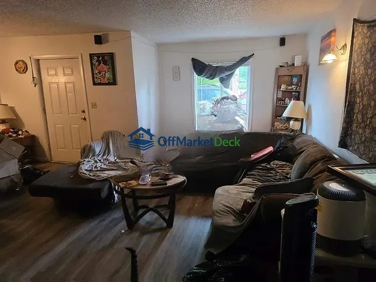 Off-market house in Hoquiam, Washington — 7 beds, 1 bath, $349,000 — photo 4 of 8