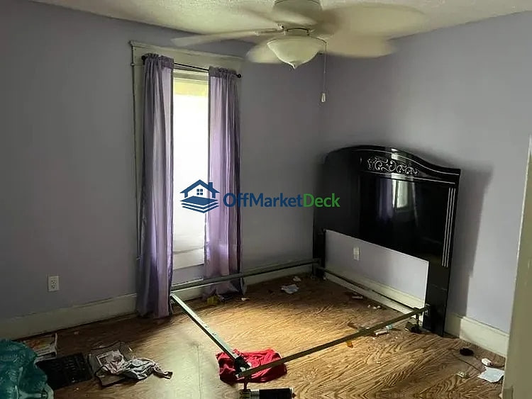 Off-market house in New Castle, Indiana — 3 beds, 1 bath, $45,000 — photo 3 of 8