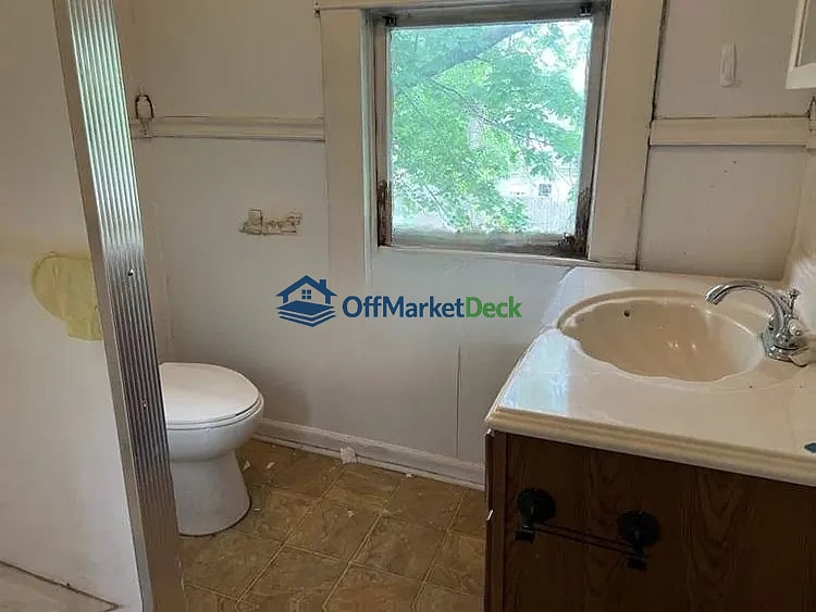 Off-market house in New Castle, Indiana — 3 beds, 1 bath, $45,000 — photo 6 of 8