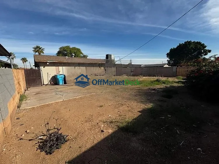 Off-market house in Phoenix, Arizona — 3 beds, 2 baths, $225,000 — photo 5 of 8