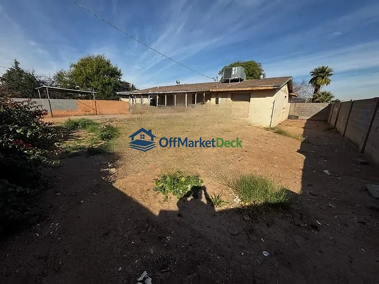 Off-market house in Phoenix, Arizona — 3 beds, 2 baths, $225,000 — photo 6 of 8