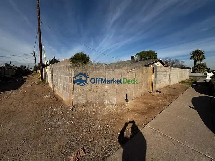 Off-market house in Phoenix, Arizona — 3 beds, 2 baths, $225,000 — photo 4 of 8