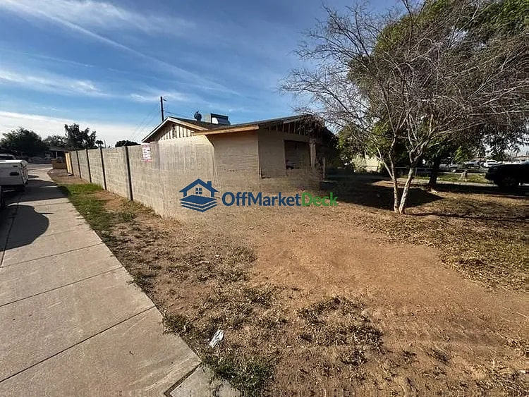 Off-market house in Phoenix, Arizona — 3 beds, 2 baths, $225,000 — photo 3 of 8