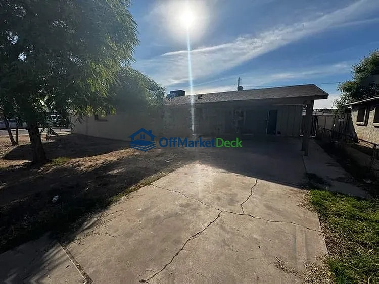 Off-market house in Phoenix, Arizona — 3 beds, 2 baths, $225,000 — photo 2 of 8