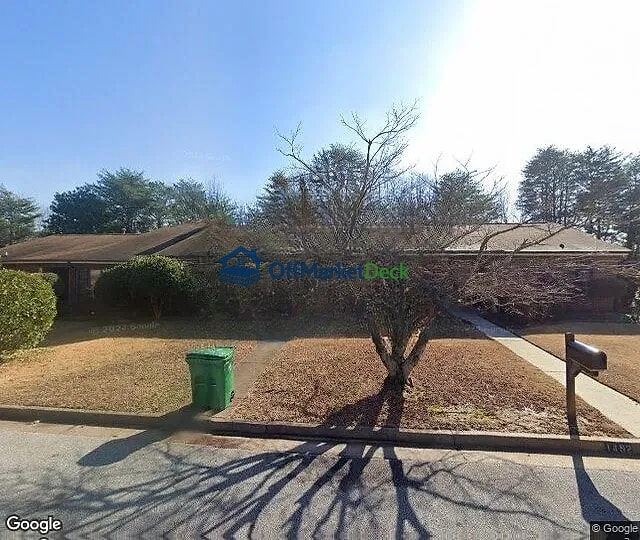 Off-market townhome in Stone Mountain, Georgia — 3 beds, 2 baths, $140,000 — photo 2 of 3