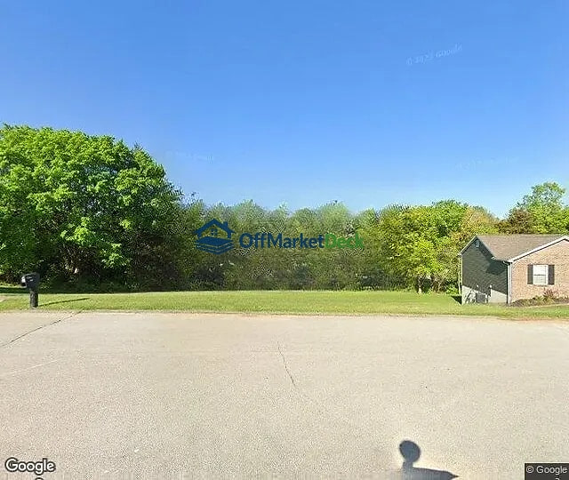 Off-market house in Frankfort, Kentucky — 3 beds, 3 baths, $185,000 — photo 3 of 3