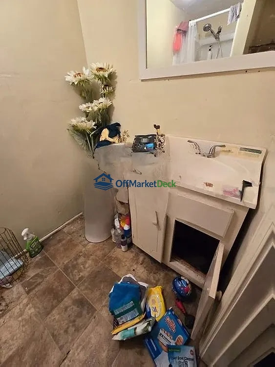 Off-market house in Mobile, Alabama — 3 beds, 2 baths, $59,000 — photo 5 of 8