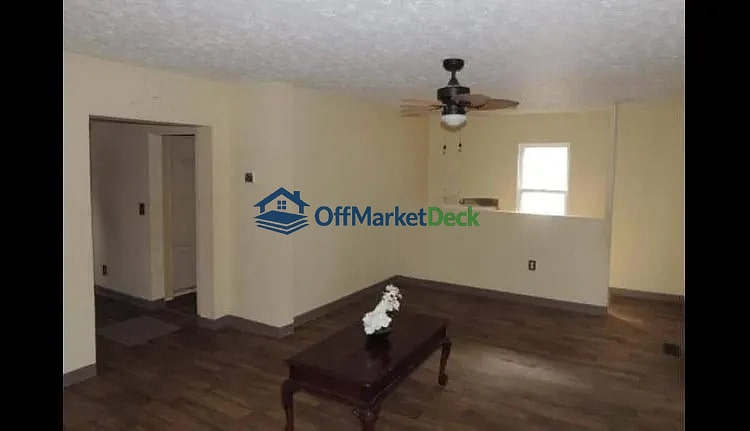 Off-market house in Knoxville, Tennessee — 5 beds, 1 bath, $127,500 — photo 3 of 8