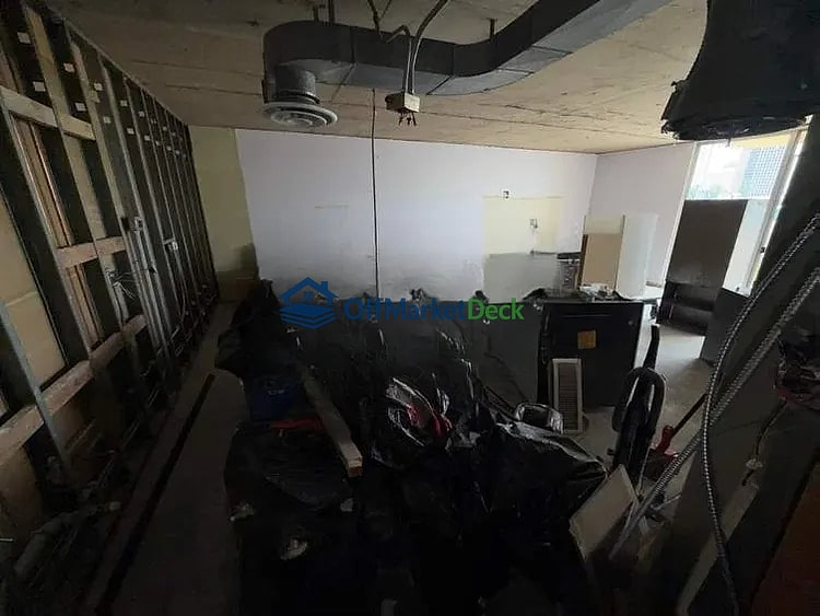 Off-market house in Phoenix, Arizona — 1 bed, 1 bath, $165,000 — photo 3 of 8
