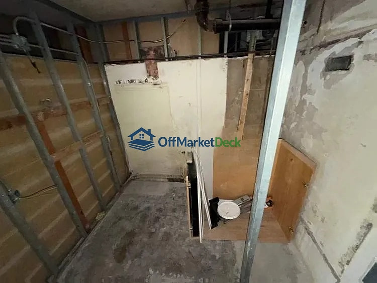 Off-market house in Phoenix, Arizona — 1 bed, 1 bath, $165,000 — photo 2 of 8