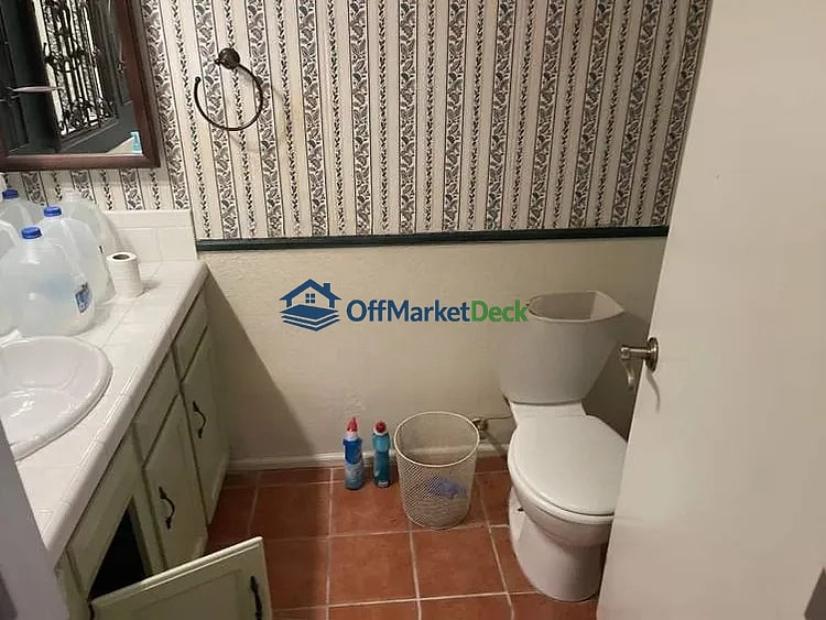 Off-market house in Mesa, Arizona — 3 beds, 2 baths, $349,950 — photo 2 of 8