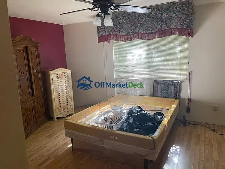 Off-market house in Mesa, Arizona — 3 beds, 2 baths, $349,950 — photo 3 of 8