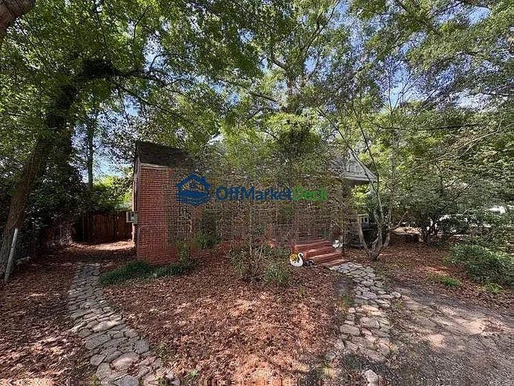 Off-market house in Columbus, Georgia — 2 beds, 1 bath, $61,200 — photo 2 of 8