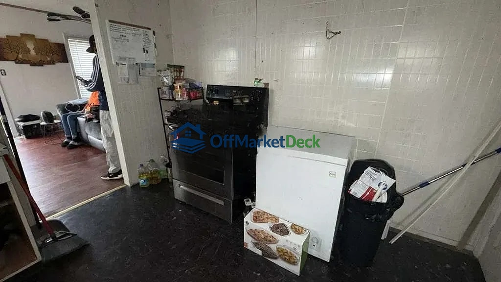Off-market house in Detroit, Michigan — 3 beds, 1 bath, $24,900 — photo 6 of 8