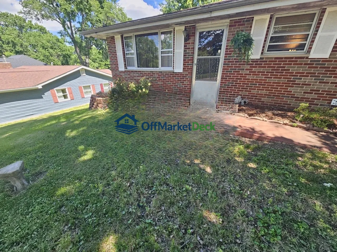 Off-market house in Fenton, Missouri — 4 beds, 2 baths, $254,900 — photo 2 of 8